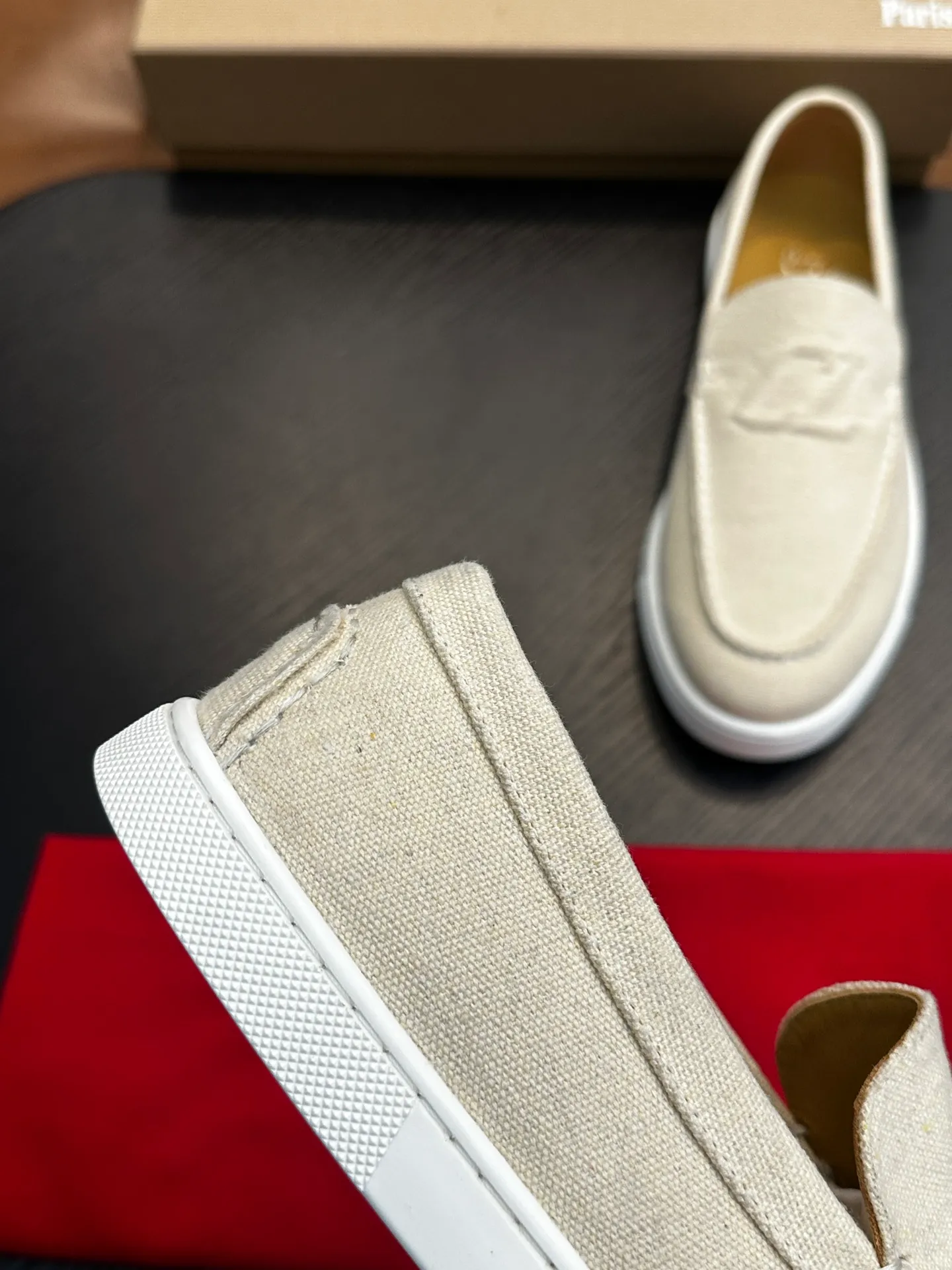 P760💰Christian Louboutin (red-soled shoes) Italian men’s casual sneakers are shipped! Each pair of shoes from this Italian handmade shoe brand has a simple and classic design, which is very comfortable and versatile! The upper fabric of this shoe is made of imported cowhide, with high-end and comfortable cowhide lining! The outsole is made of original rubber bottom sheets and is lined with cowhide! Brand-specific molded footbed, exclusive private mold control! Original box packaging, with shoe storage bag! 39 40 41 42 43 44 (38 45 46 customized)